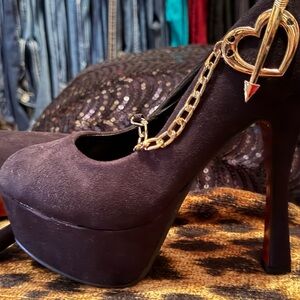 Elegant Black Platform Heels with Gold Chain and Heart Detail